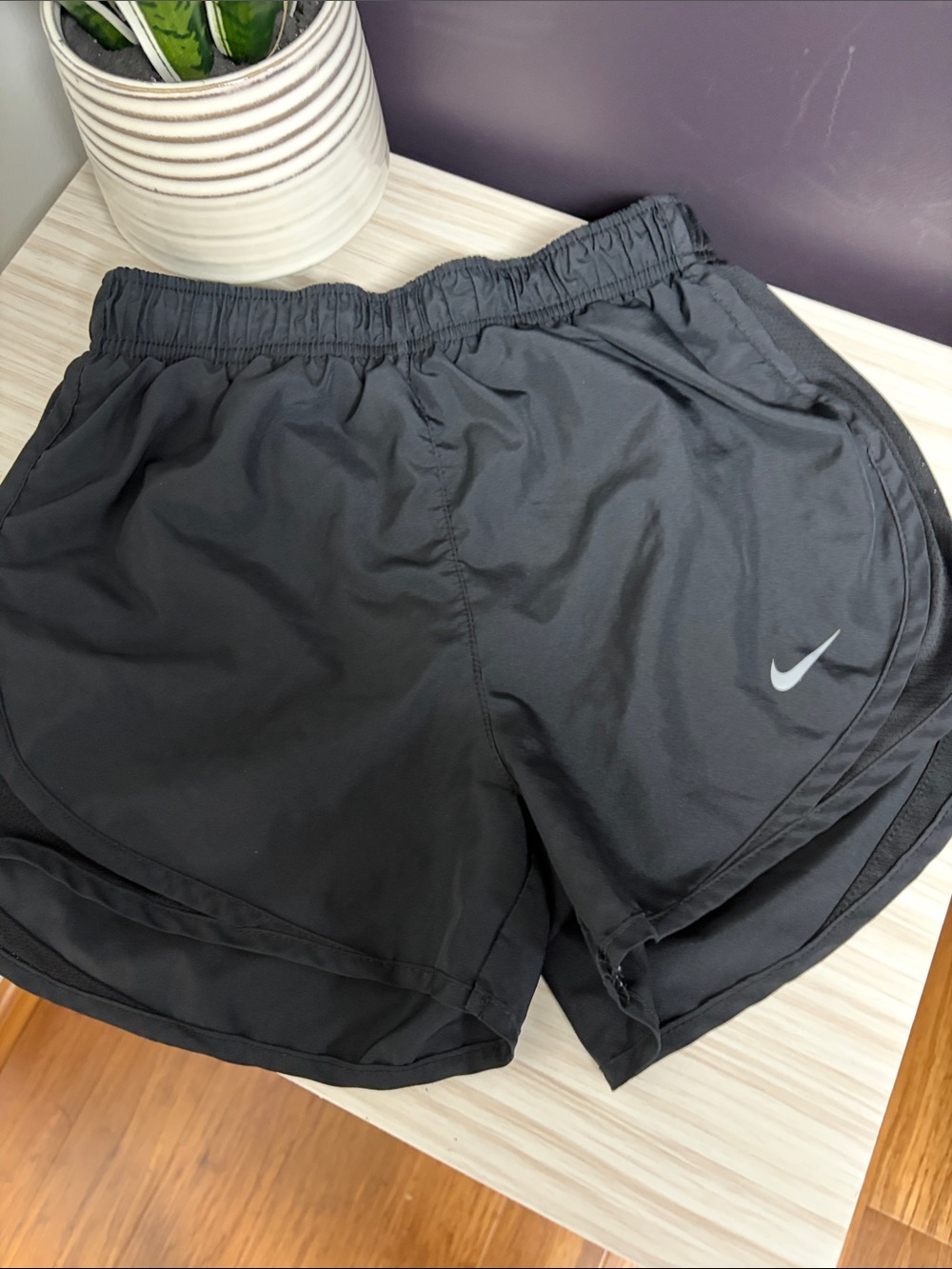 Nike Women’s Charcoal Black Athletic Shorts with Icon Swoosh!! EUC 🖤